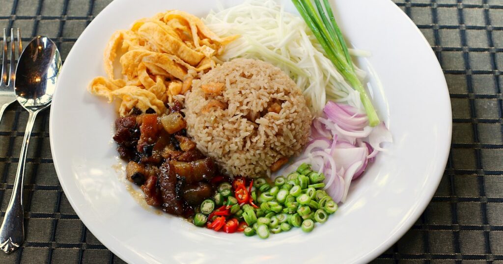 Khao kluk kapi – tajskie danie z ryżu z pastą krewetkową, jajkiem, mango, chili i cebulą