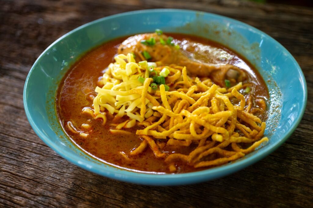 Khao soi – tajska zupa curry z makaronem jajecznym i chrupiącym makaronem na wierzchu