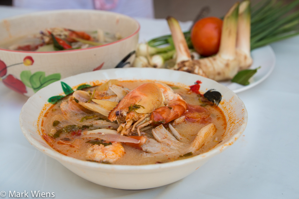Tom Yum Goong z krewetkami – tajska kwaśno-pikantna zupa z trawą cytrynową i chili