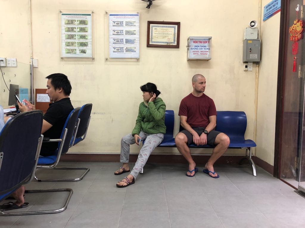 Ludzie siedzący w poczekalni w Sajgonie – codzienność, cisza i różne odcienie ludzkiego życia w Wietnamie