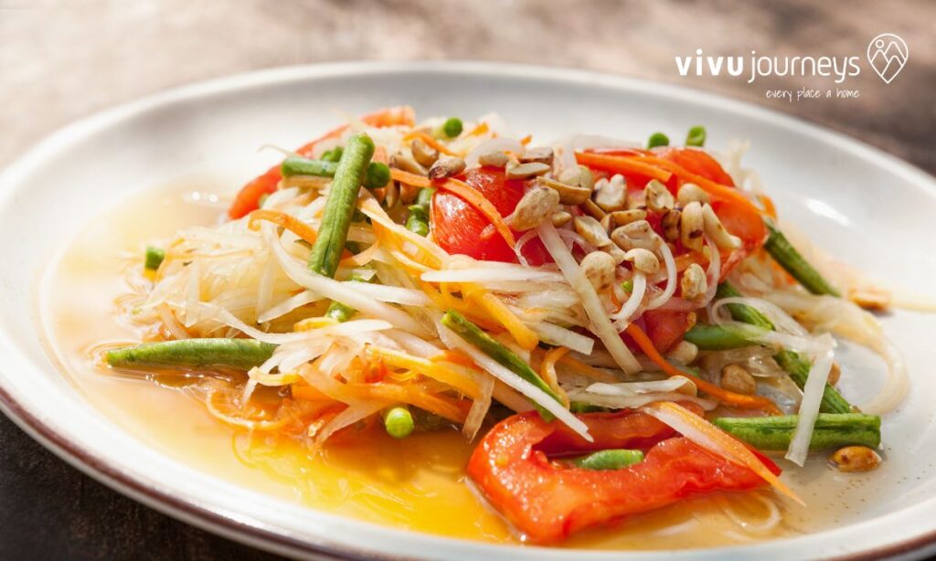 Tam Mak Hoong – tradycyjna laotańska sałatka z zielonej papai, pomidorów i orzeszków