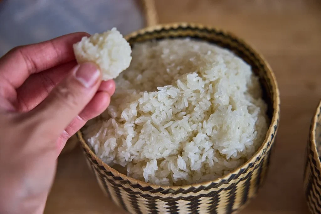 Khao Niew – tradycyjny kleisty ryż jedzony rękami w Laosie