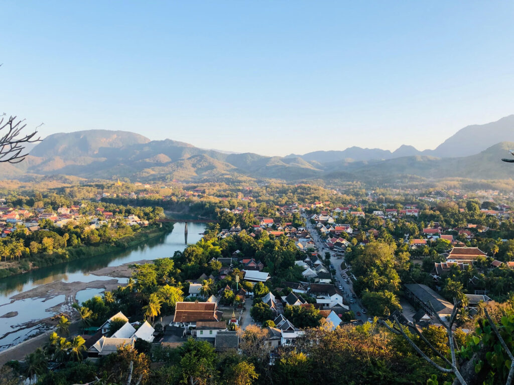Panorama Luang Prabang w Laosie z widokiem na rzekę Mekong, tradycyjną zabudowę i otaczające góry