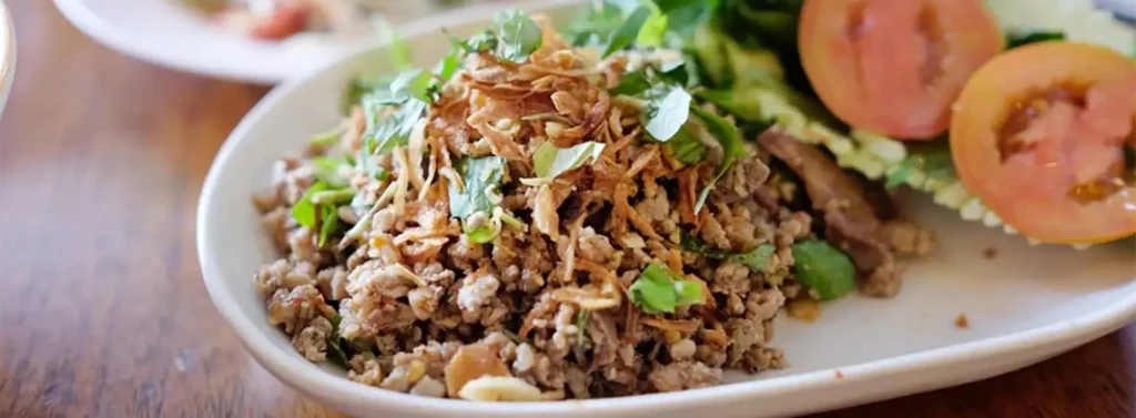 Laap – tradycyjna laotańska sałatka z mielonego mięsa, ziołami i prażoną cebulką