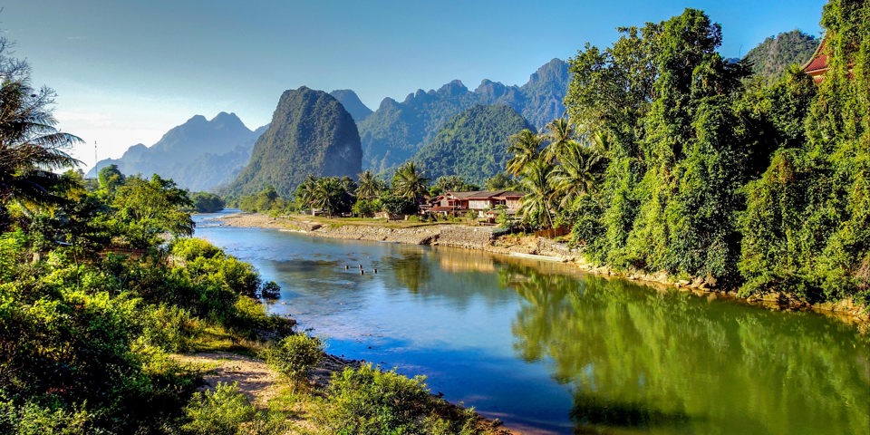 Malownicza rzeka Nam Song w Vang Vieng w Laosie, otoczona krasowymi górami i tropikalną roślinnością