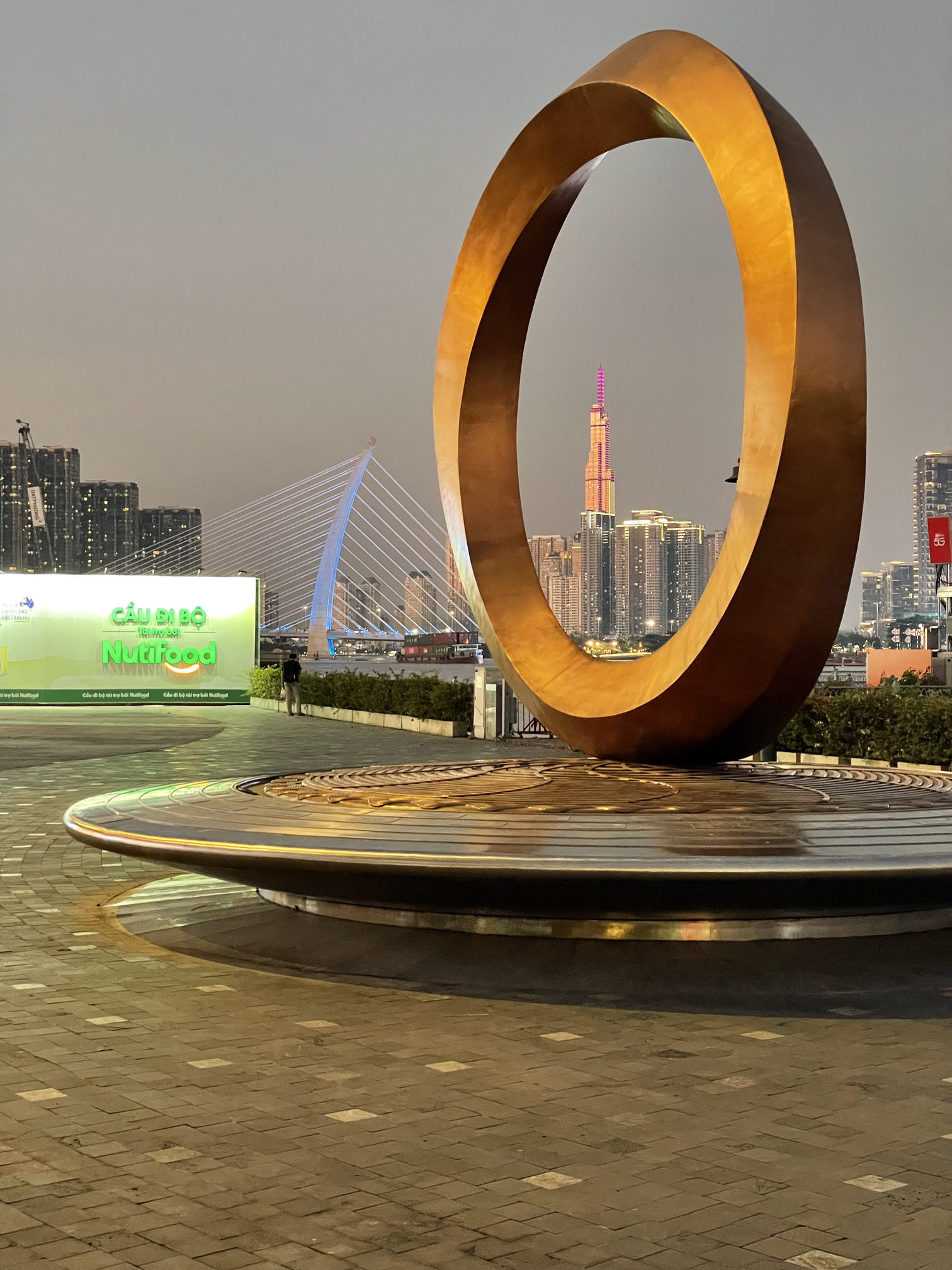 Ho Chi Minh nocą podczas 24 godzinnego zwiedzania