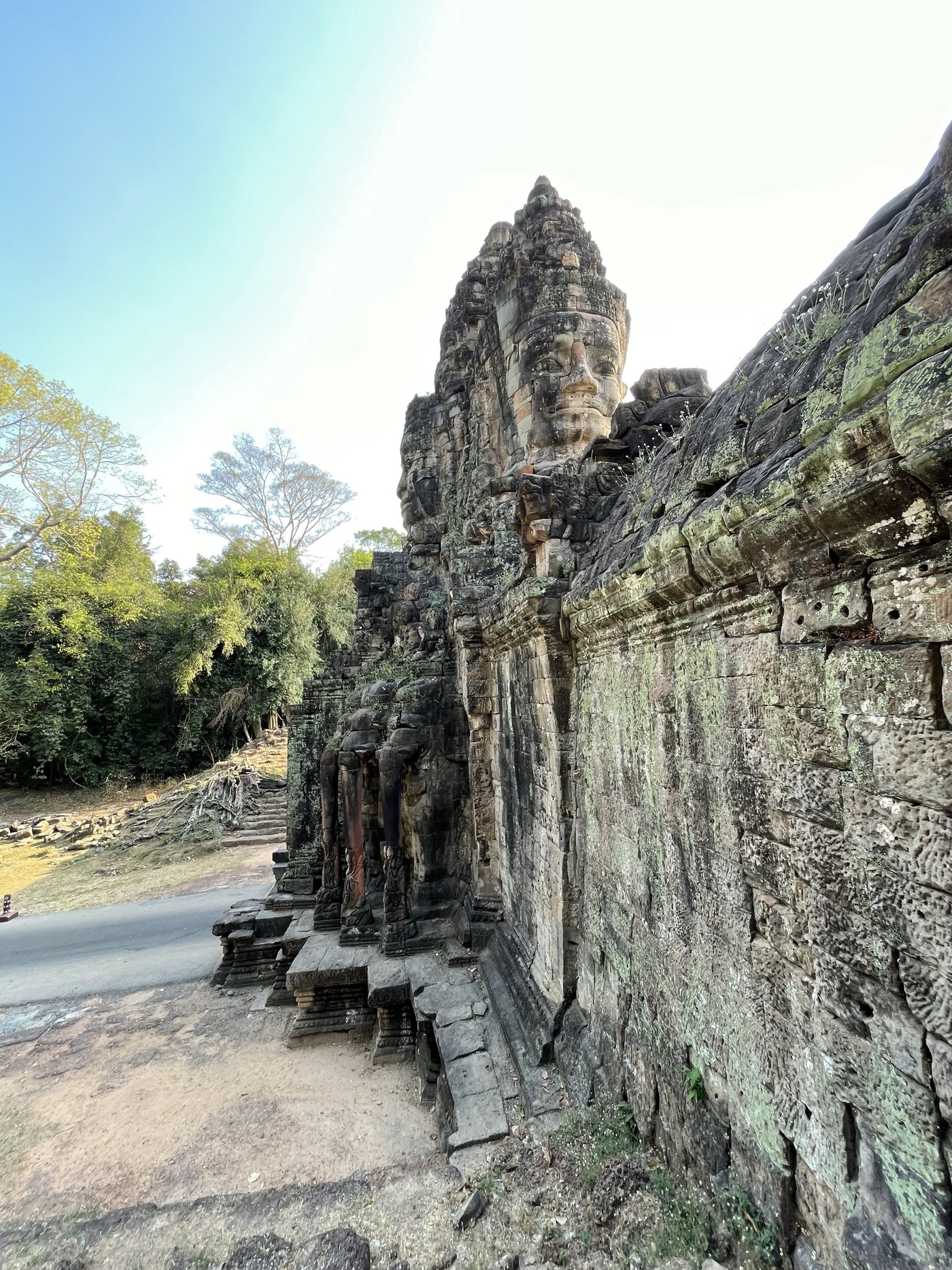 Kamienna twarz świątyni Bayon jako symbol spokoju w chaosie ADHD w biznesie