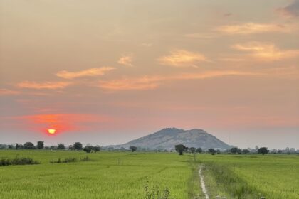 Tydzień 3 - dziennik podróży. Droga na tle zachodzącego słońca