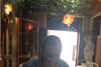 osoba siedząca sama przy stoliku podczas podróży, chwila refleksji