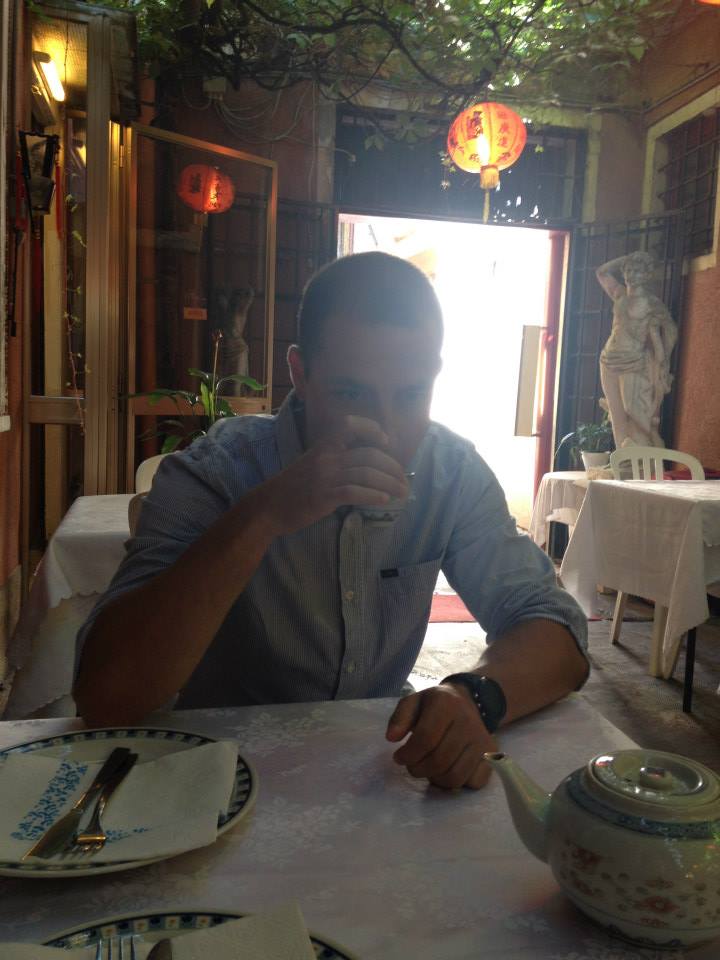 osoba siedząca sama przy stoliku podczas podróży, chwila refleksji