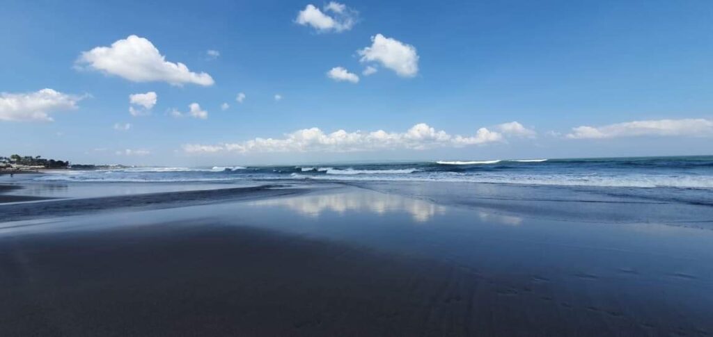 otwarta przestrzeń symbolizująca podróż i refleksję