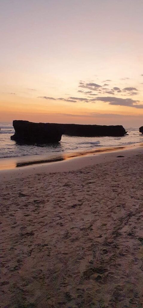 Zachód słońca nad oceanem na Bali, spokojna i refleksyjna atmosfera 