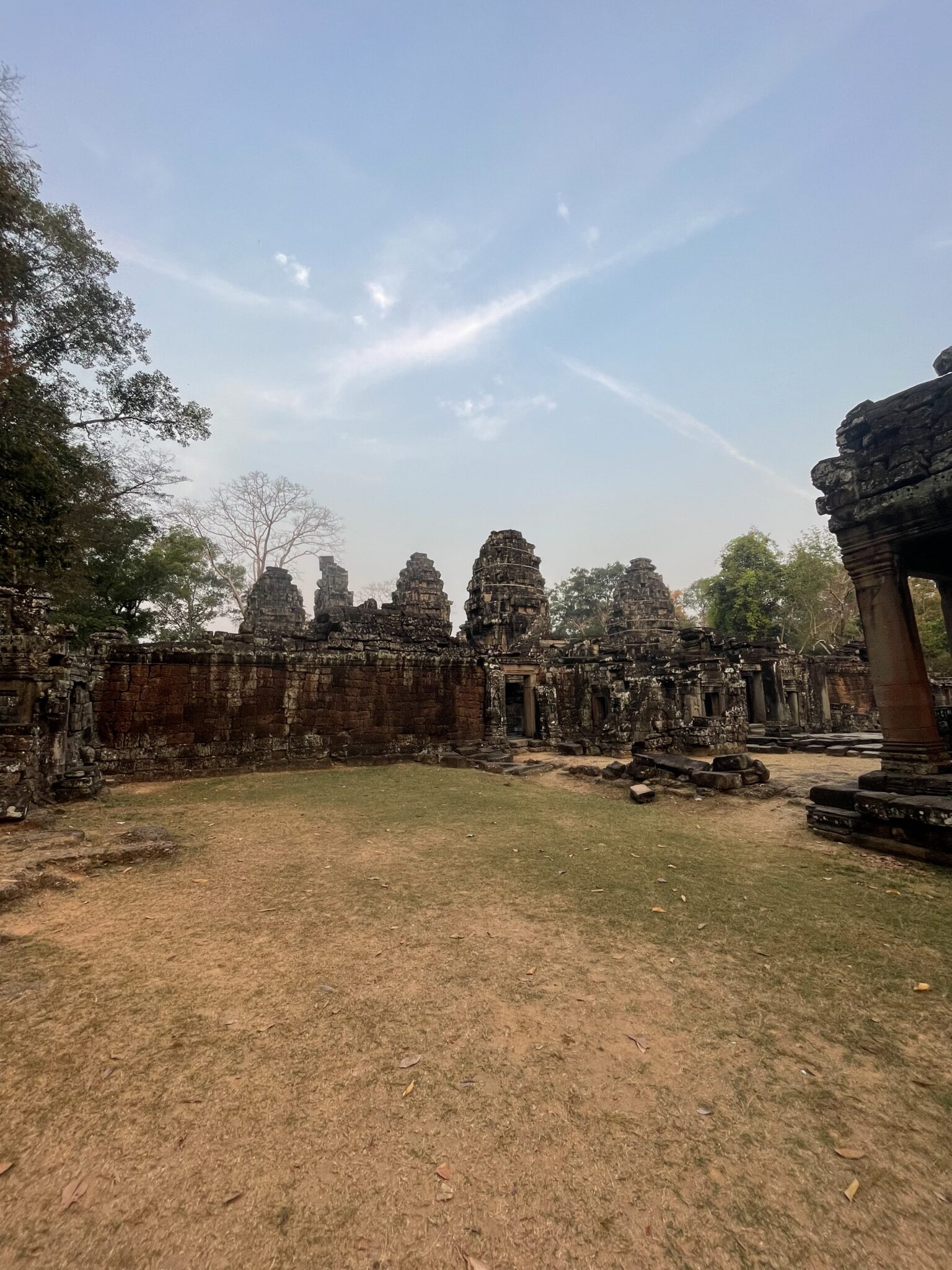 Świątynia w Siem Reap w tropikalnym otoczeniu, jedno z najbardziej charakterystycznych miejsc Siem Reap