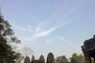 Świątynia w Siem Reap w tropikalnym otoczeniu, jedno z najbardziej charakterystycznych miejsc Siem Reap