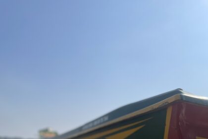 Kolorowa drewniana łódź na piaszczystym brzegu jeziora West Baray w Kambodży.