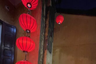 Tydzień 4/5 podróży - dziennik podróży. Czerwone lampiony oświetlające starą uliczkę nocą w Hoi An w Wietnamie