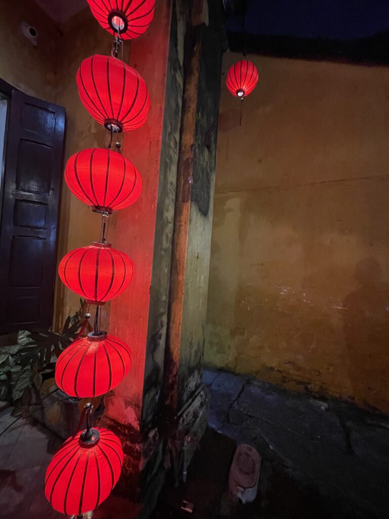 TYDZIEŃ 4/5 2 Czerwone lampiony oświetlające starą uliczkę nocą w Hoi An w Wietnamie