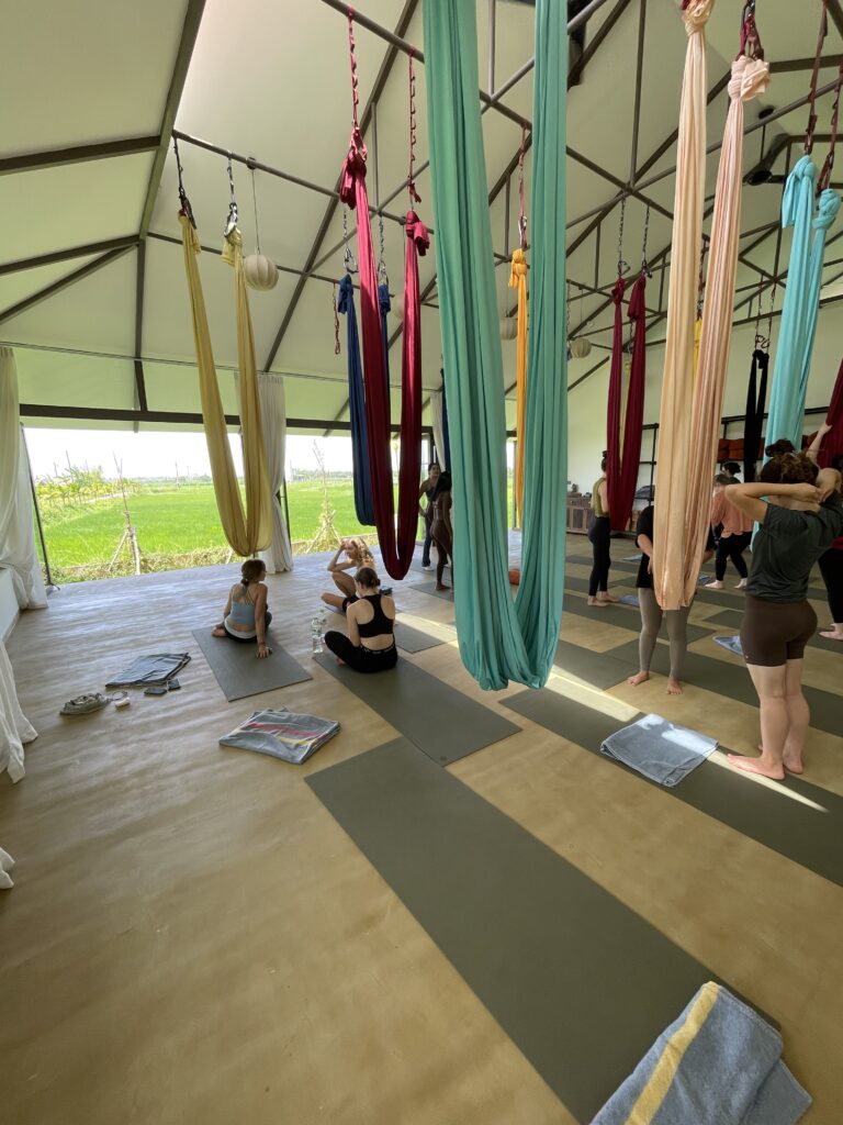 TYDZIEŃ 6 1 aerial yoga hoi an om day yoga - wietnamski poranek