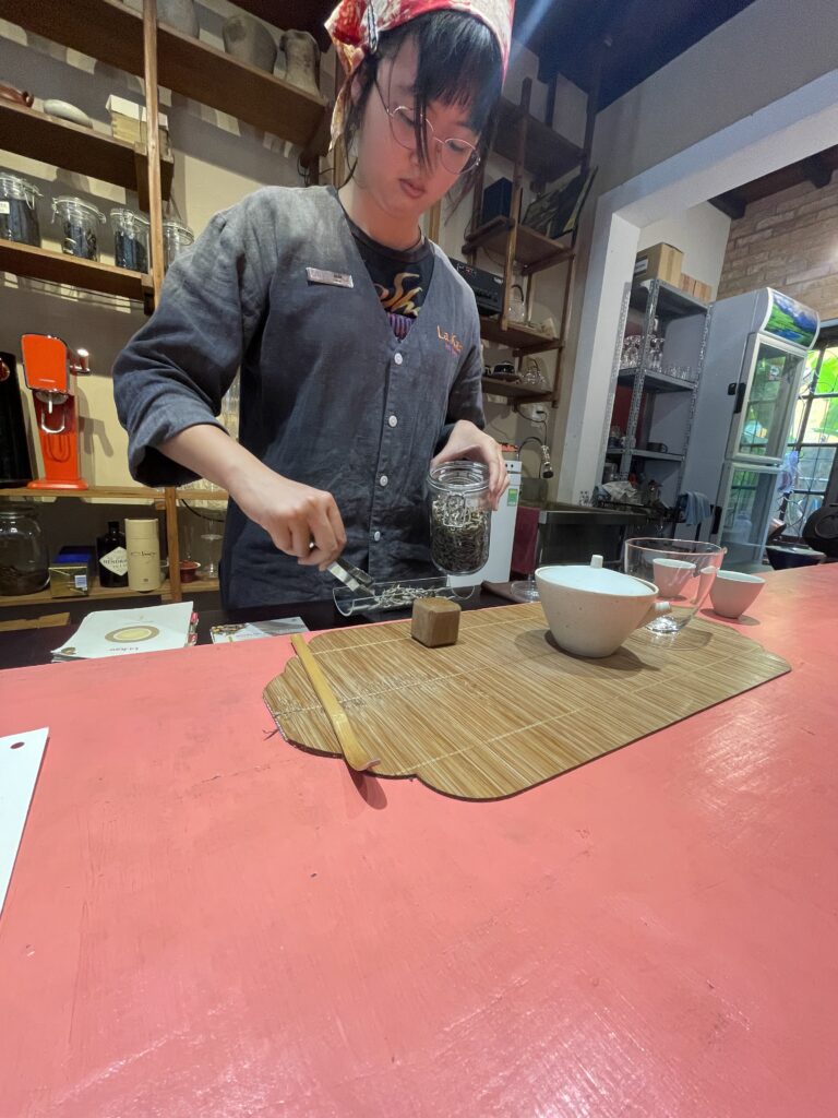 TYDZIEŃ 4/5 4 Przygotowywanie herbaty w Lao.Kao w Hoi An w Wietnamie