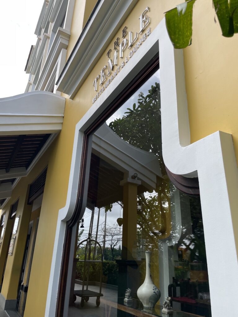 wejście do restauracji TEMPLE Hoi An architektura Wietnam