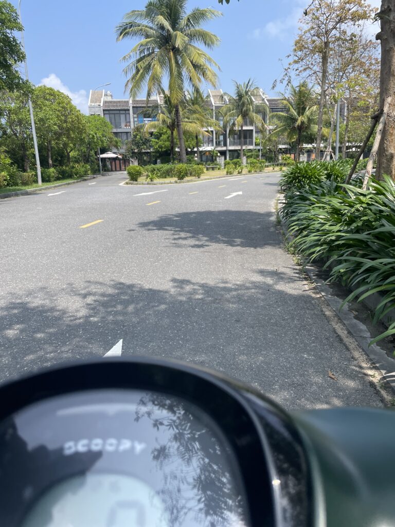 podróżnik na skuterze podczas podróży po Azji