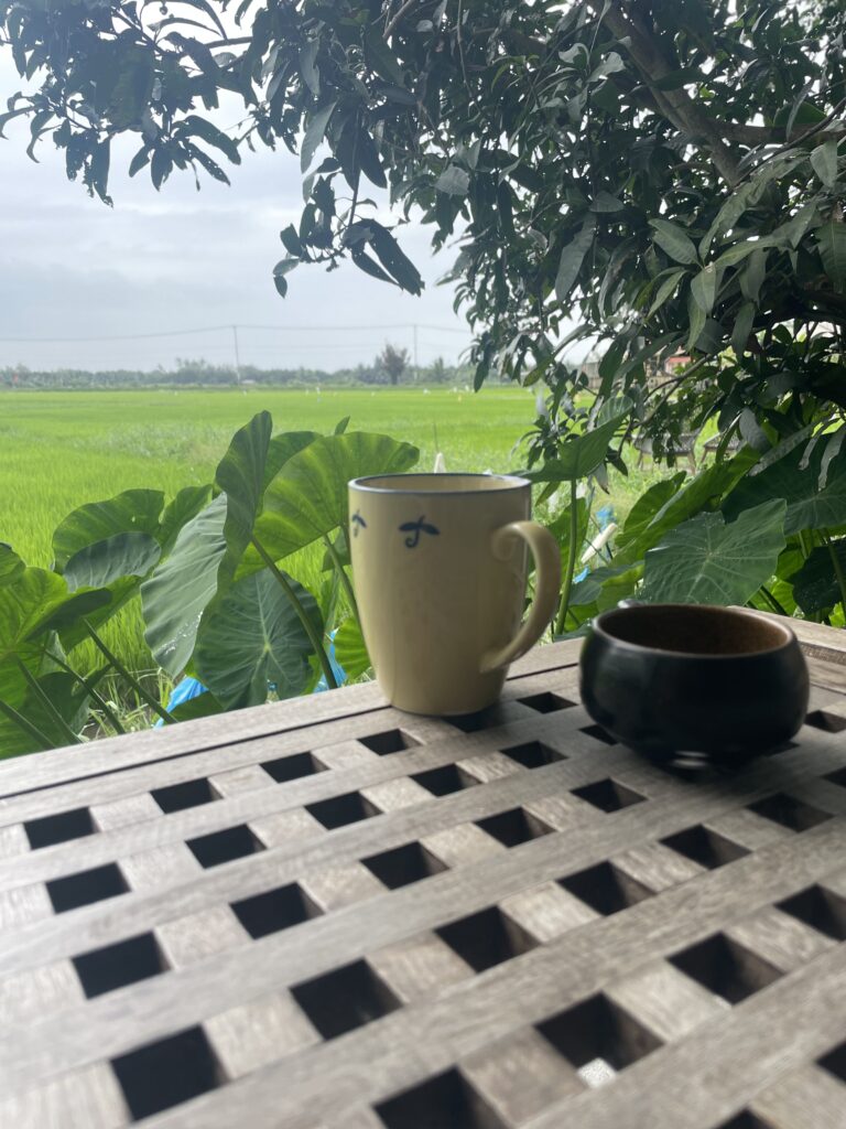 poranna kawa podczas podróży w Azji