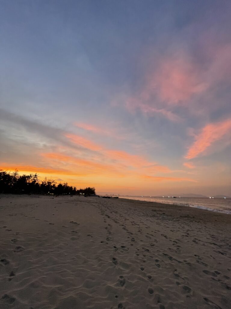 zachód słońca podczas podróży nad oceanem