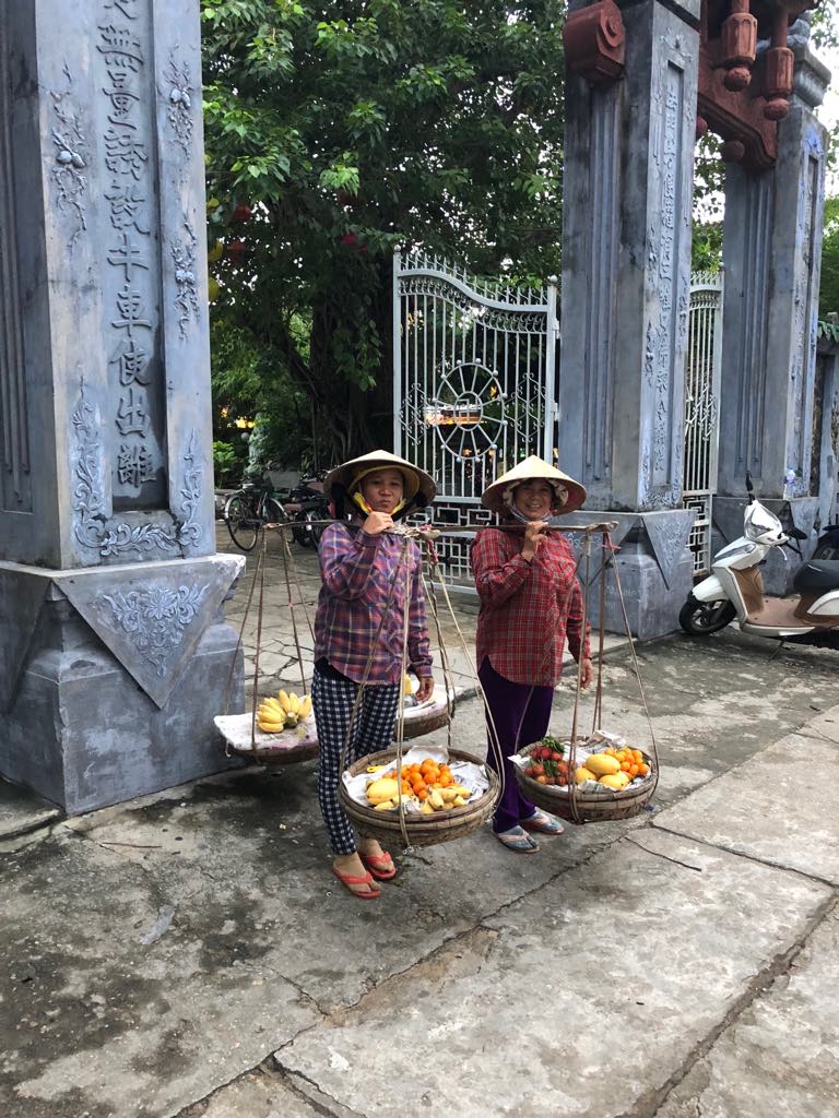 RÓŻNICA MIĘDZY TURYSTĄ A PODRÓŻNIKIEM? 3 Zwykły dzień - ulica w Hoi An, światło, ludzie