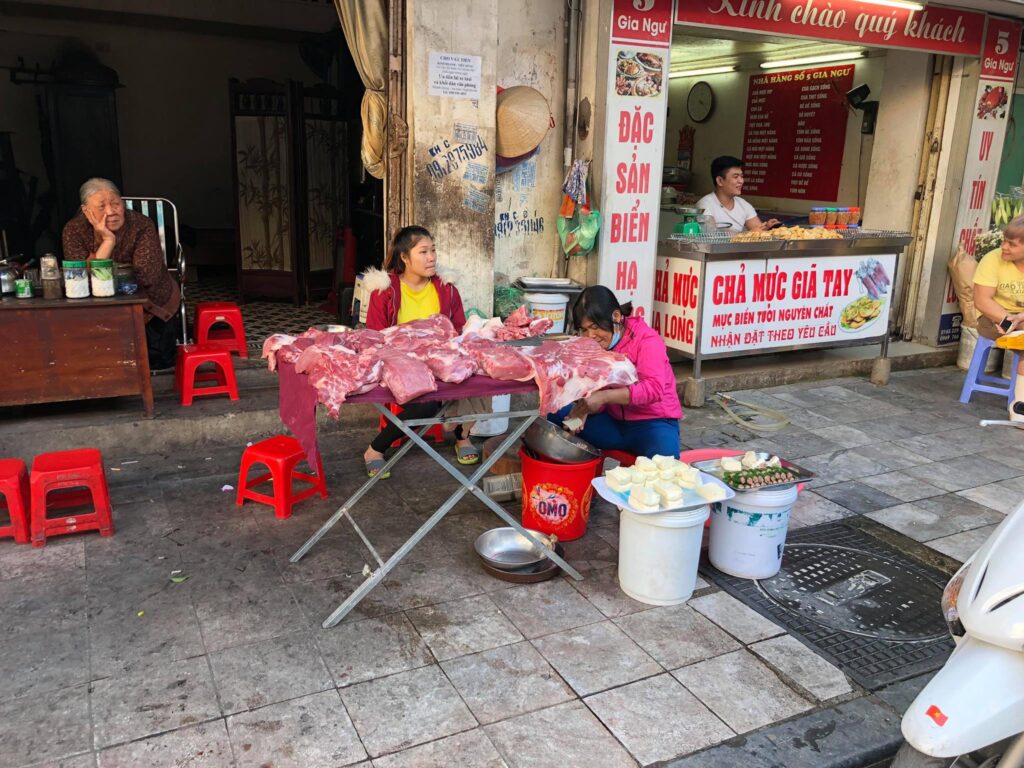 RÓŻNICA MIĘDZY TURYSTĄ A PODRÓŻNIKIEM? 4 Zwykły dzień - ulica w Hoi An, światło, ludzie