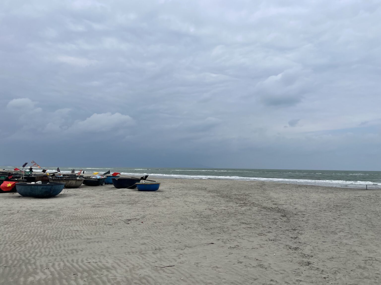 Tydzień 10 Hoi Ań. Spokojne morze w Hoi An w Wietnamie podczas porannego spaceru