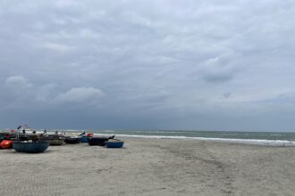 Tydzień 10 Hoi Ań. Spokojne morze w Hoi An w Wietnamie podczas porannego spaceru
