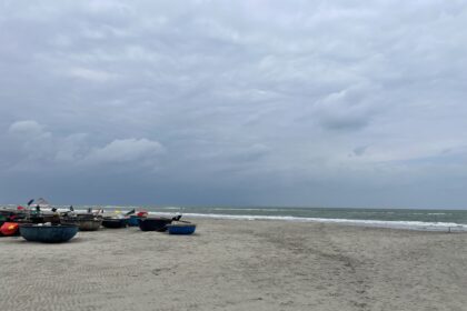Tydzień 10 Hoi Ań. Spokojne morze w Hoi An w Wietnamie podczas porannego spaceru