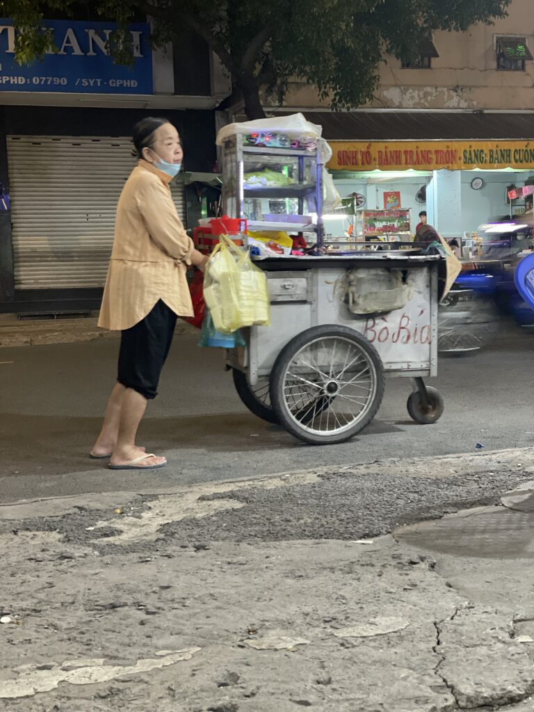 RÓŻNICA MIĘDZY TURYSTĄ A PODRÓŻNIKIEM? 6 zdjęcie mieszkańca Wietnamu, naturalne światło