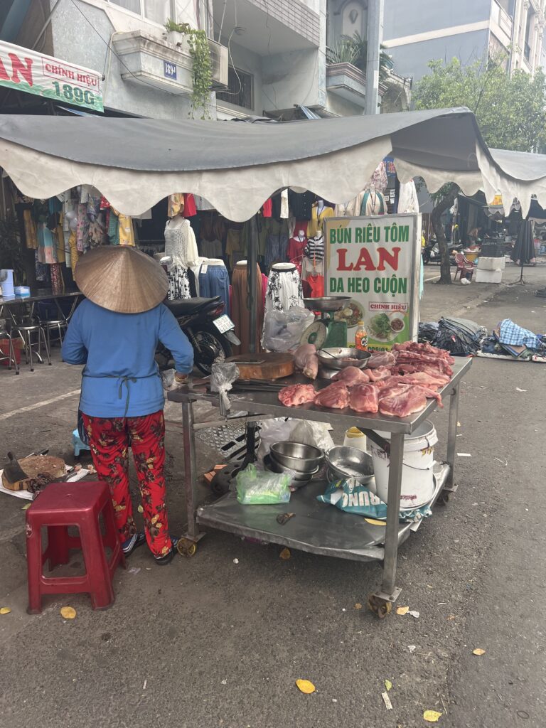 RÓŻNICA MIĘDZY TURYSTĄ A PODRÓŻNIKIEM? 1 Zwykły dzień - ulica w Hoi An, światło, ludzie