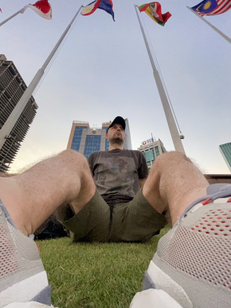 RÓŻNICA MIĘDZY TURYSTĄ A PODRÓŻNIKIEM? 7 osoba patrząca na horyzont w podróży, refleksyjny moment