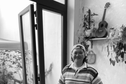 Charlie w Jardin de Tini w Ho Chi Minh City — czarno-białe zdjęcie bohaterki historii