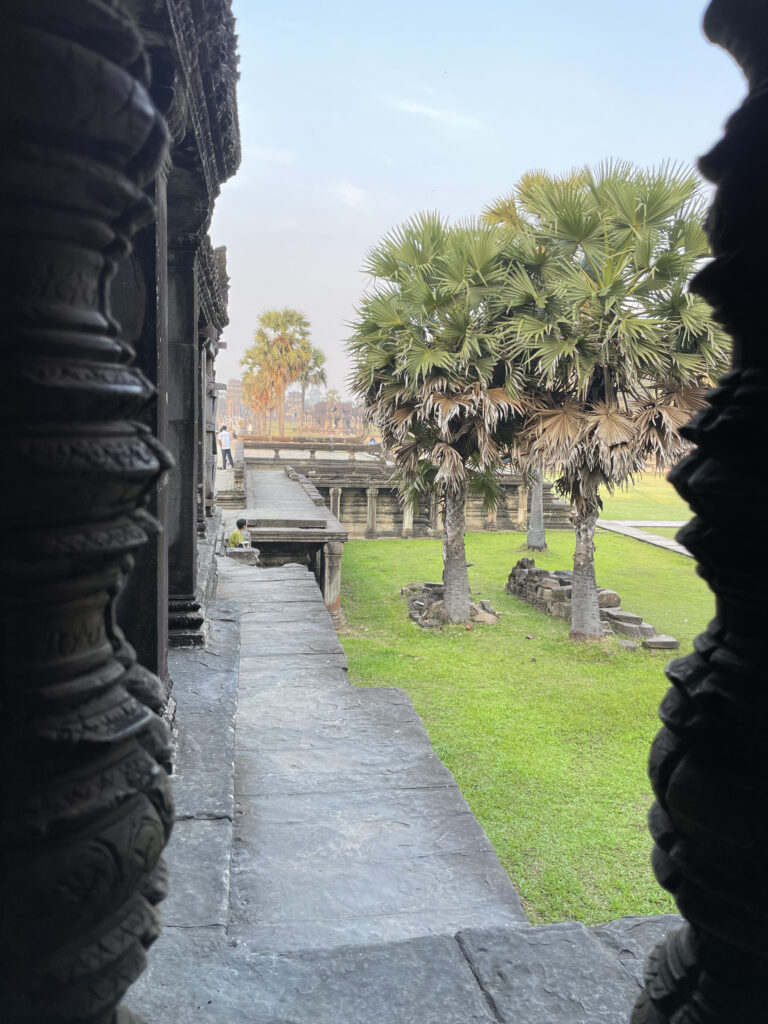 CZASAMI PODRÓŻ TO MOMENT POMIĘDZY 4 Droga prowadząca przy świątyni jako symbol dalszej podróży i momentu zmiany