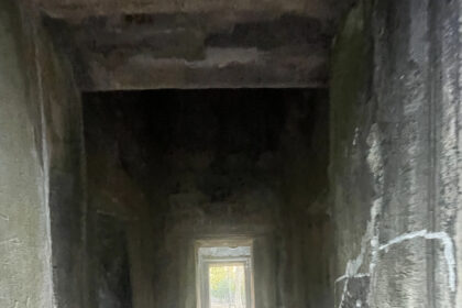 Przejście przez korytarz świątyni jako symbol momentu pomiędzy w podróży