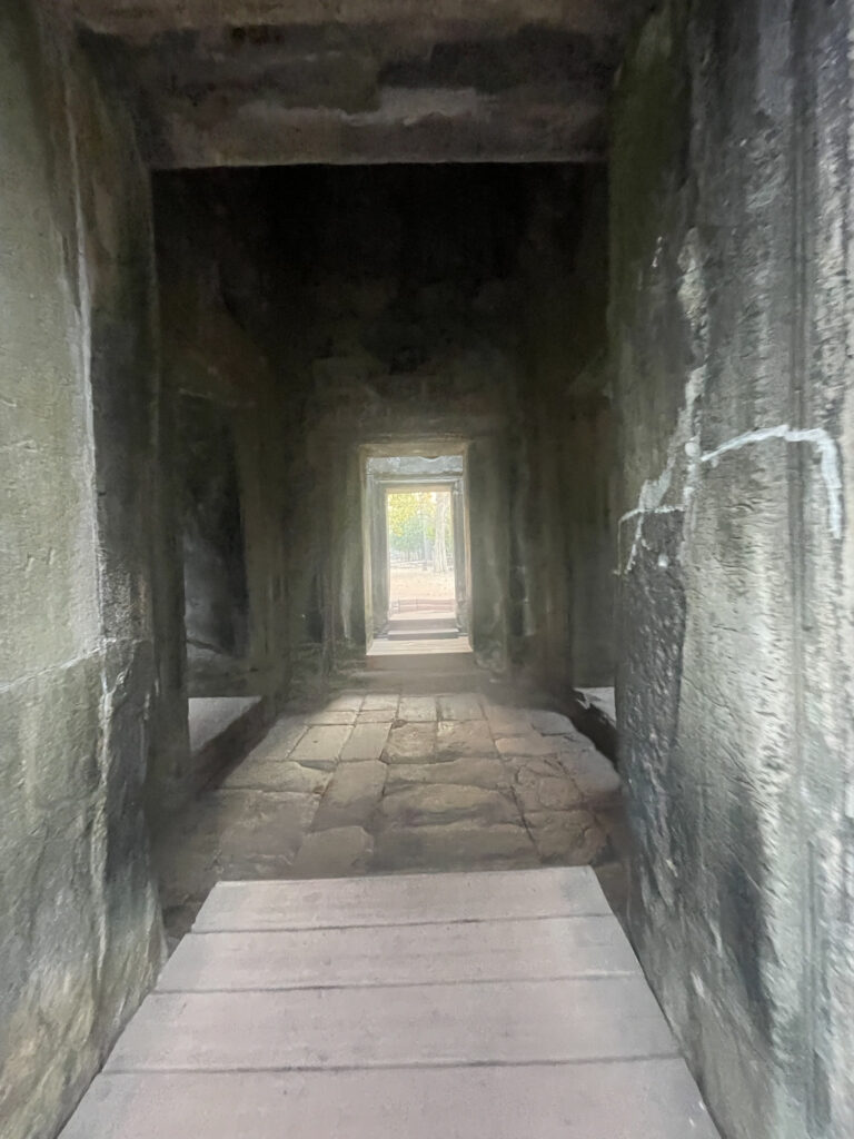 CZASAMI PODRÓŻ TO MOMENT POMIĘDZY 1 Przejście przez korytarz świątyni jako symbol momentu pomiędzy w podróży