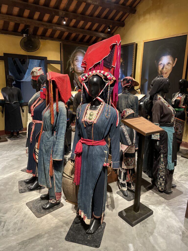 Ludowe stroje w muzeum w Hoi Ań