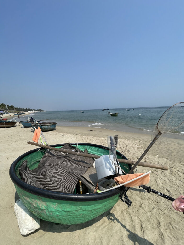 Tradycyjna okrągła łódź rybacka na plaży w Hoi An w Wietnamie