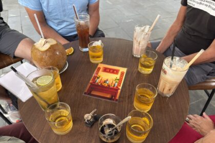 tydzień 8 podróży - spotkanie przy stole w Hoi An, napoje, kawa kokosowa i rozmowy