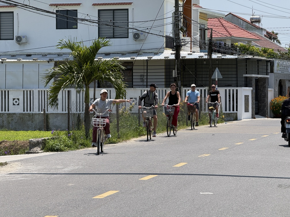 jazda rowerem wśród pól ryżowych ulicami Hoi An