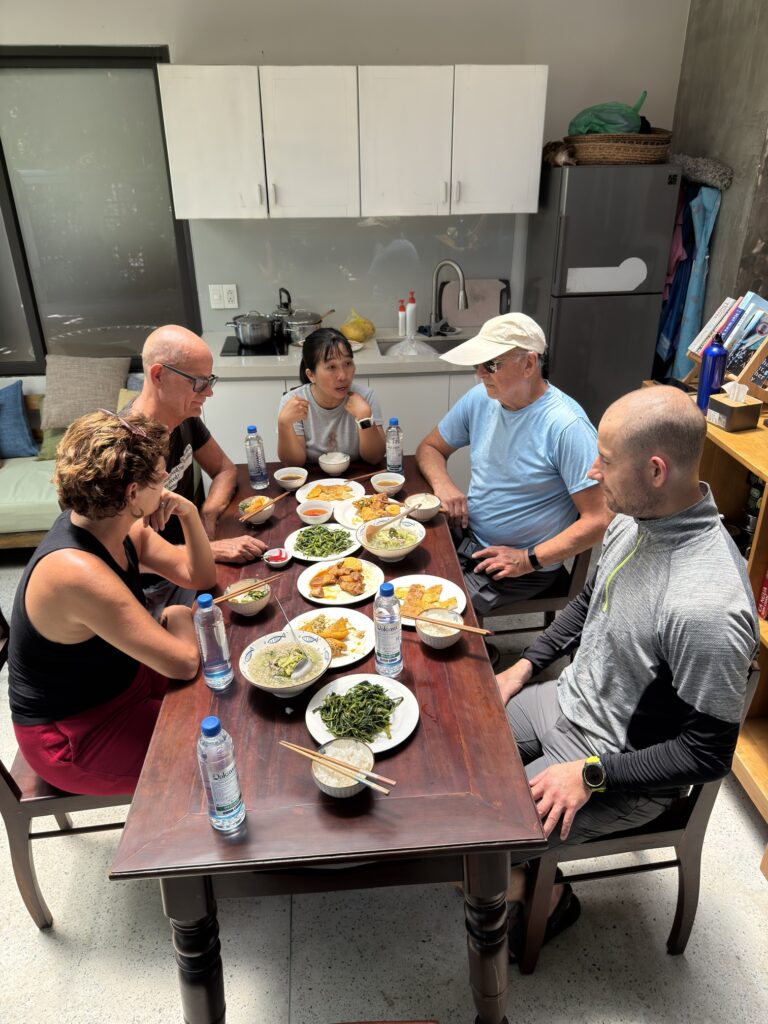 Podróżnicy siedzący przy stole, rozmowy i lokalny lunch