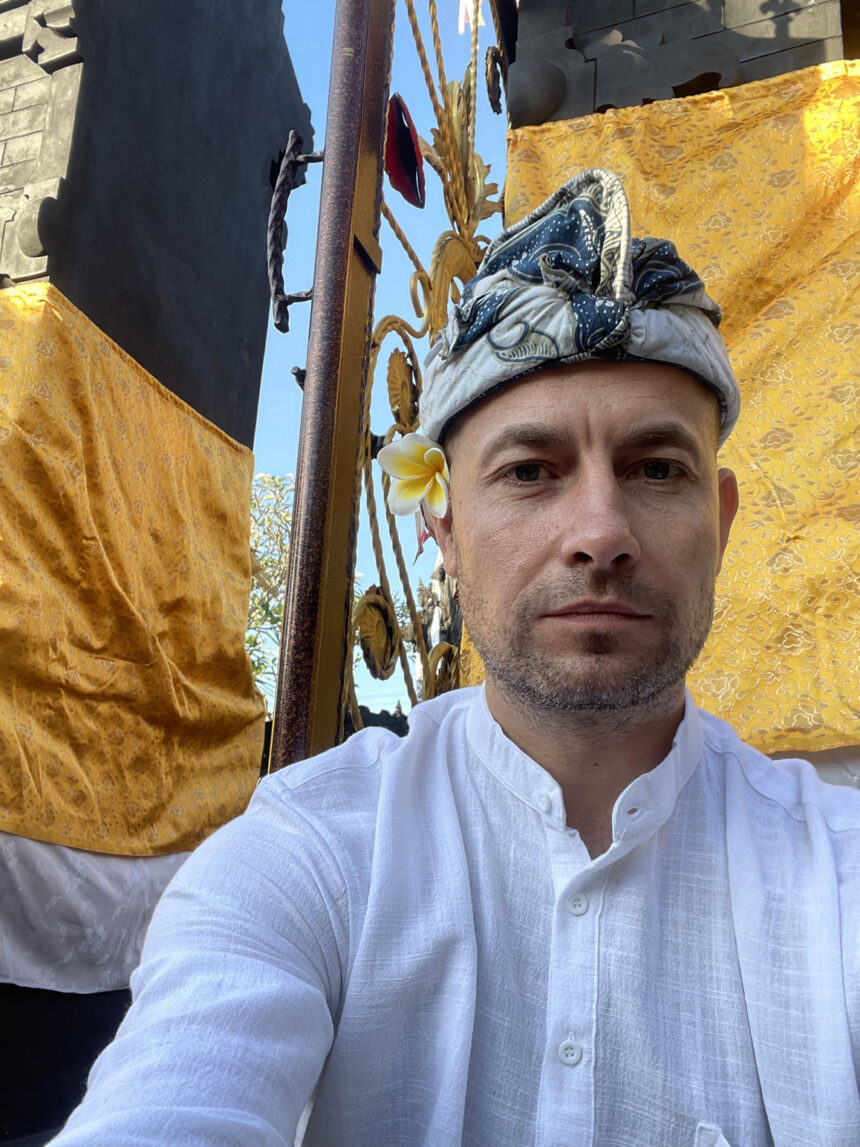 Tydzień 20 podróży . Uczestnictwo w ceremonii Galungan na Bali w tradycyjnym balijskim stroju.
