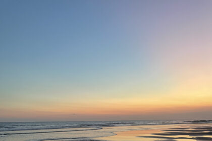 Tydzień 22 podróży - Wieczorny spacer nad oceanem na Bali podczas refleksji nad życiem