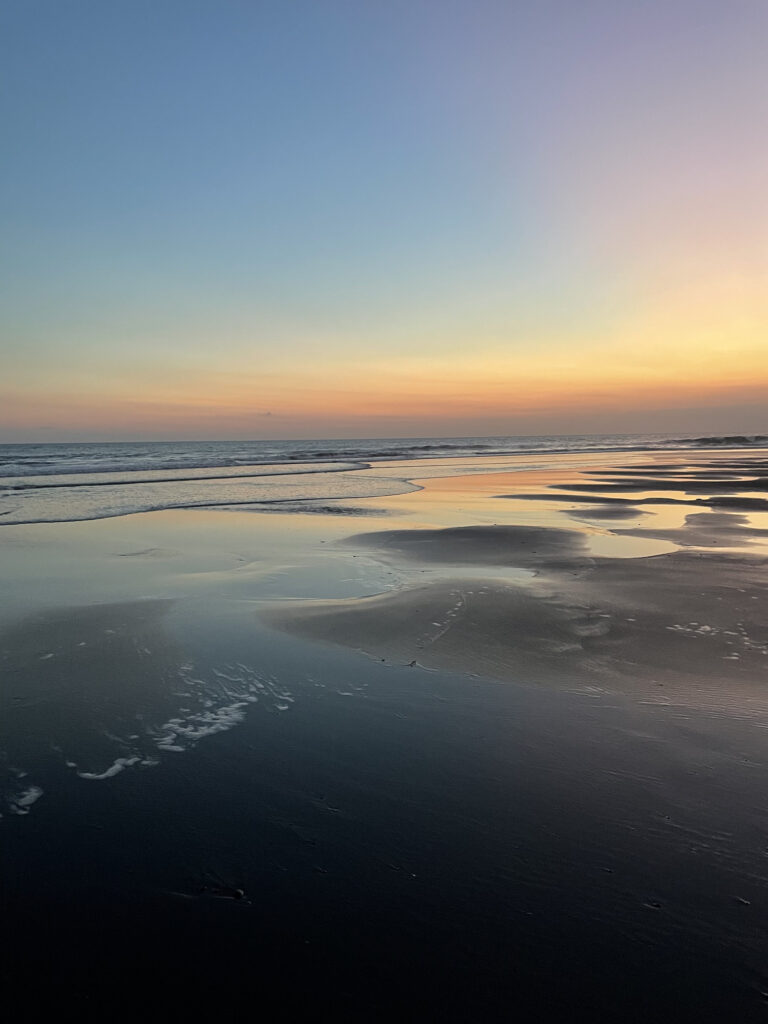 TYDZIEŃ 22 PODRÓŻY 6 Tydzień 22 podróży - Wieczorny spacer nad oceanem na Bali podczas refleksji nad życiem