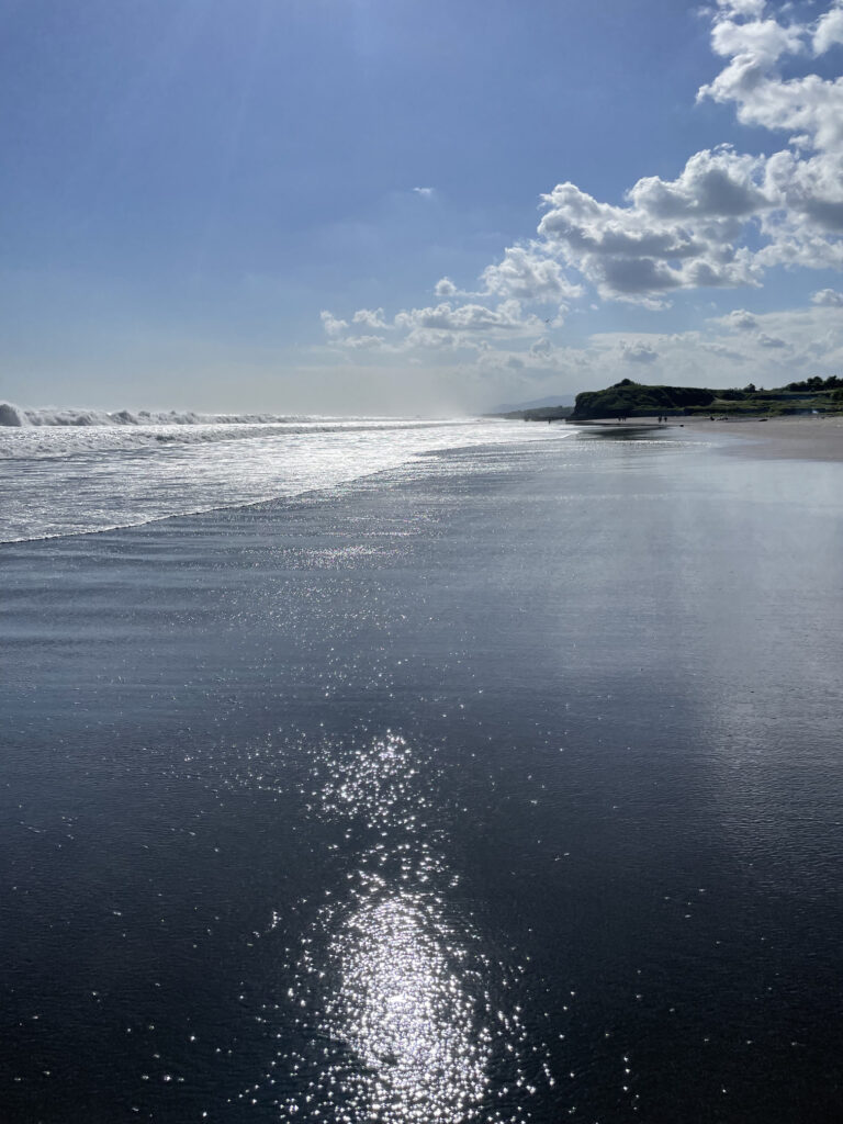 CZY POZWALASZ SOBIE NA RADOSC BEZ POCZUCIA WINY? 2 Spacer po plaży symbolizujący świadomy odpoczynek