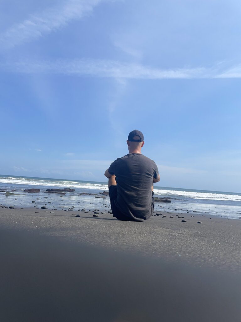 CZY POZWALASZ SOBIE NA RADOSC BEZ POCZUCIA WINY? 1 Piotr odpoczywający nad oceanem na Bali.