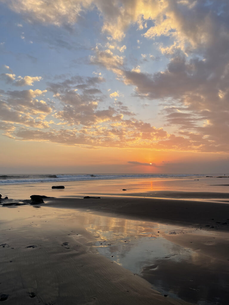 TYDZIEŃ 24 PODRÓŻY 5 Spacer brzegiem oceanu na Bali o zachodzie słońca.